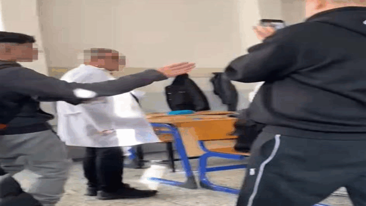 Öğrencilerin alay ettiği öğretmene velilerden destek