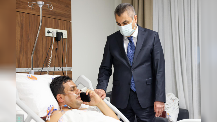 Öğrencinin vurduğu okul müdürü yoğun bakımdan çıktı, Bakan Tekin'le görüştü