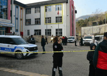 Okulda kokudan etkilenen 17 öğrenci hastaneye kaldırıldı