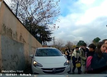 Okuldan çıkan öğrencilerin üzerine otomobilini sürdü; o anlar kamerada