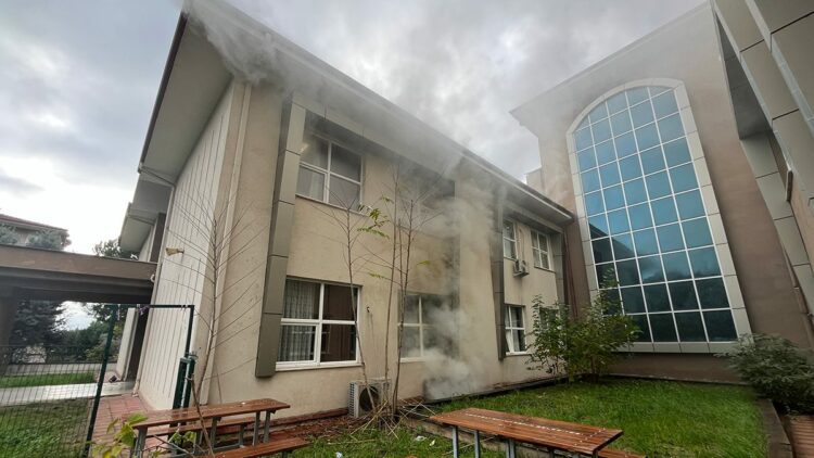 Okulun kağıt deposunda yangın; öğrenciler tahliye edildi