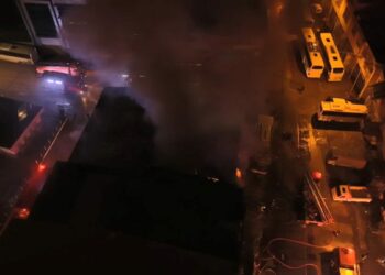 Oto yedek parça dükkanında çıkan yangın, bitişiğindeki iş yerine sıçradı