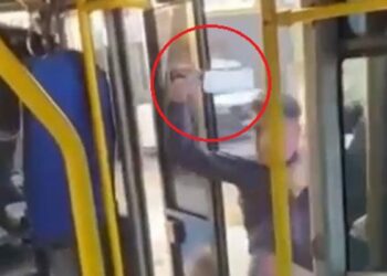 Otobüste tartıştıkları yolcuya satırla saldırdılar