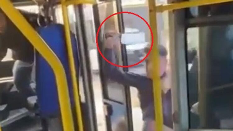 Otobüste tartıştıkları yolcuya satırla saldırdılar