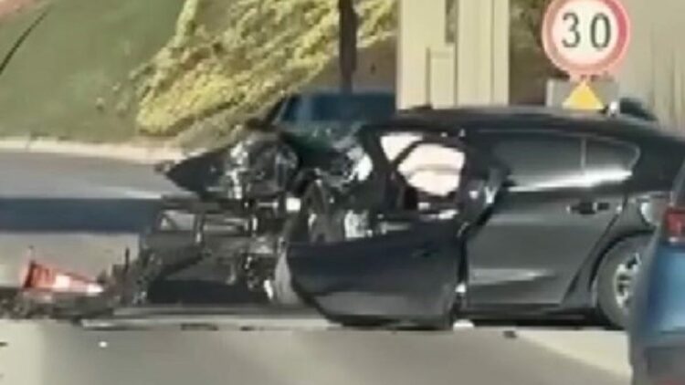 Otomobil gişenin beton bariyerine çarptı; anne ile oğlu öldü