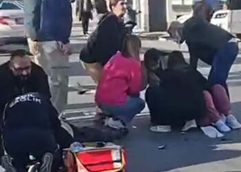 Otomobil ile üçteker çarpıştı: 2 ölü, 1 yaralı