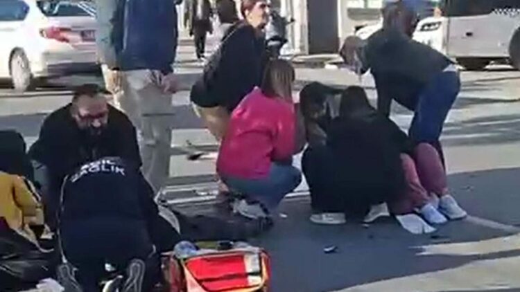 Otomobil ile üçteker çarpıştı: 2 ölü, 1 yaralı