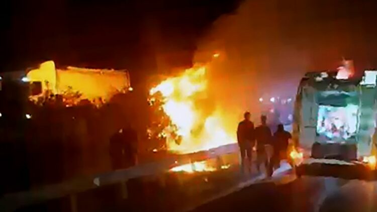 Otoyolda devrilip yanan TIR'daki 2 kişi öldü