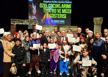 Özel çocuklardan tiyatro ve müzik gösterisi