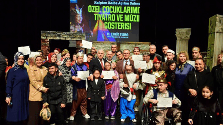 Özel çocuklardan tiyatro ve müzik gösterisi