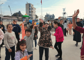 Özel gereksinimli öğrencileriyle güne özel klip hazırladı