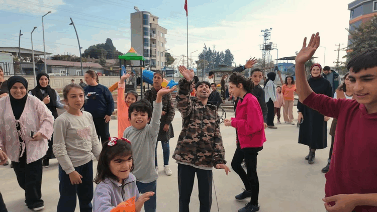 Özel gereksinimli öğrencileriyle güne özel klip hazırladı