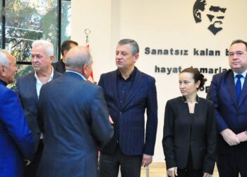 Özgür Özel, Gülşah Durbay'ın ailesi ile birlikte taziyeleri kabul ediyor