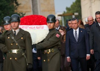 Özgür Özel, yeni PM ile Anıtkabir'i ziyaret etti