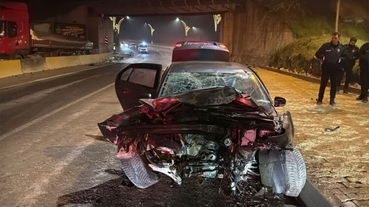 Karabük'te polisin dur ihtarına uymayan sürücü kaza yaptı: 2 yaralı