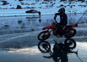 Profesyonel motosiklet sürücüsü Süleyman Atlı Çıldır Gölü'nde drift yaptı