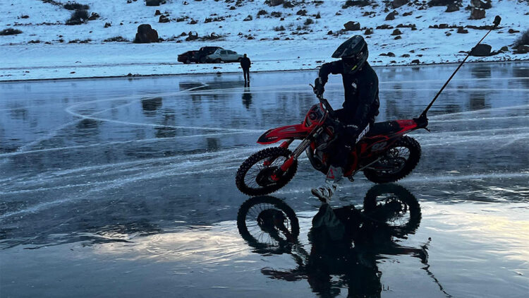 Profesyonel motosiklet sürücüsü Süleyman Atlı Çıldır Gölü'nde drift yaptı