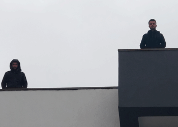 Paralarını alamadıklarını söyleyen işçiler, çatıya çıkıp eylem yaptı