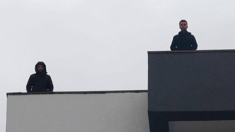 Paralarını alamadıklarını söyleyen işçiler, çatıya çıkıp eylem yaptı