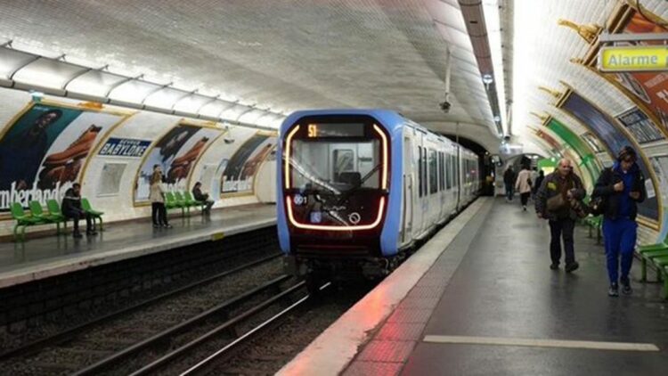 Paris metrosunda bıçaklı saldırı: 3 yaralı