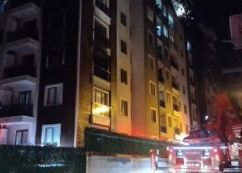Pendik'te 10 katlı binada çıkan yangın söndürüldü