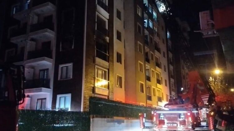 Pendik'te 10 katlı binada çıkan yangın söndürüldü