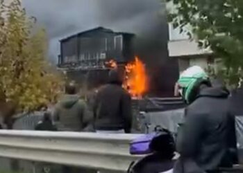 Pendik'te 3 katlı ahşap binada yangın