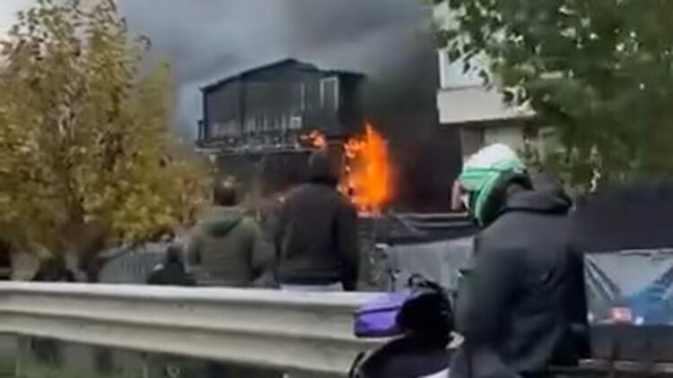 Pendik'te 3 katlı ahşap binada yangın