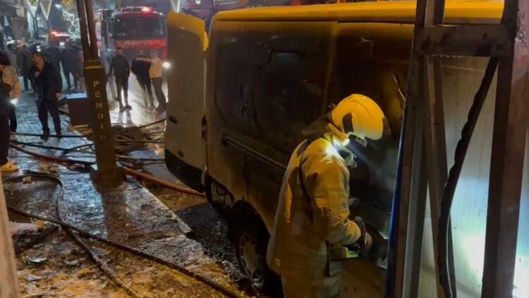 Pendik'te tekstil atölyesinde çıkan yangın söndürüldü