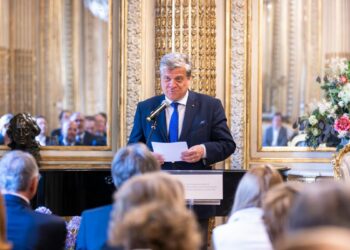 Polonya'nın Paris Büyükelçisi'ne 'sahte diploma' soruşturması