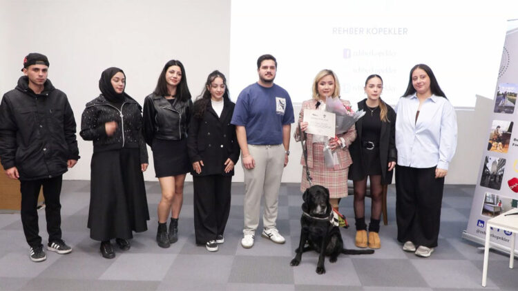 Rehber köpek Kara, üniversite öğrencileriyle bir araya geldi