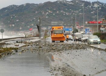 Rize'de fırtına; dalgalar sahil yoluna ulaştı