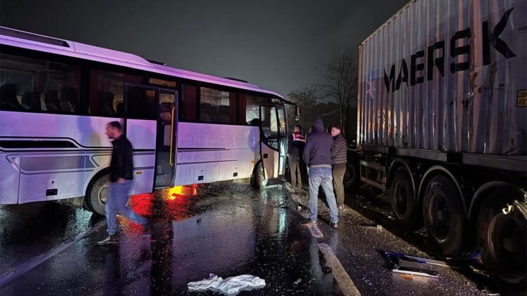 Sakarya'da zincirleme kaza: 12 yaralı