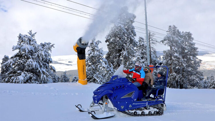 Sarıkamış Kayak Merkezi'nde suni karlama sistemiyle kar üretimi başladı