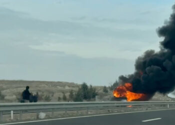 Seyir halindeki yolcu otobüsün motor kısmında yangın çıktı