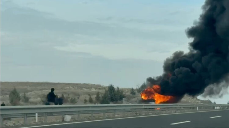 Seyir halindeki yolcu otobüsün motor kısmında yangın çıktı