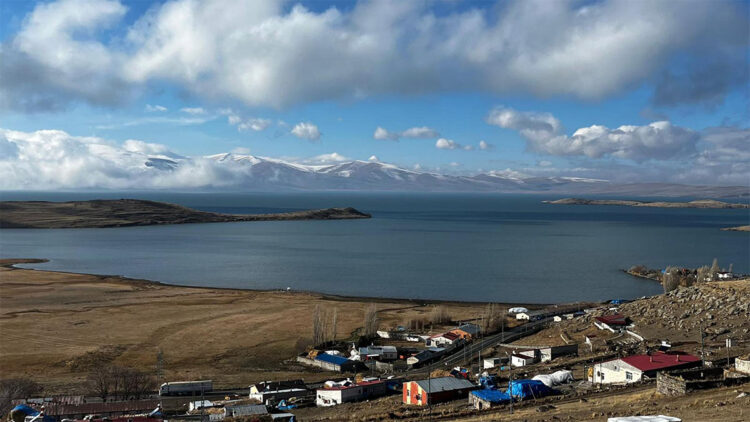 Sıcaklıklar mevsim normali üzerinde; Çıldır Gölü bu yıl donmadı