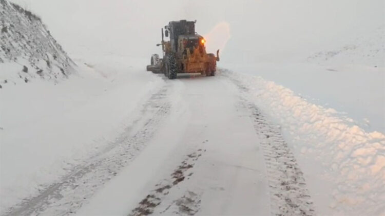 Siirt'te kar yağışı nedeniyle 15 köy yolu ulaşıma kapandı