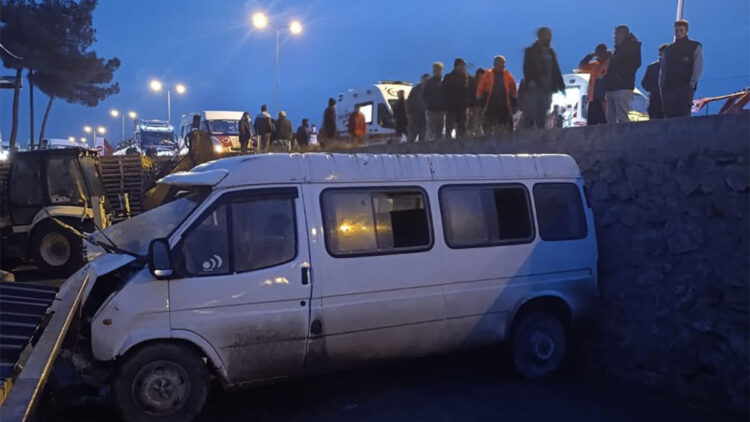 Sinop'ta fabrika işçilerini taşıyan servis minibüsü ile otomobil çarpıştı
