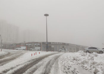 Şırnak'ta 22 köy yolu ulaşıma kapandı; Apartmana yıldırım düştü