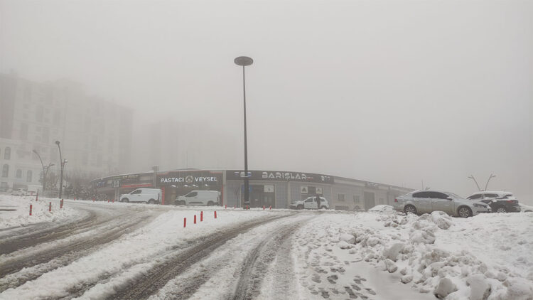 Şırnak'ta 22 köy yolu ulaşıma kapandı; Apartmana yıldırım düştü