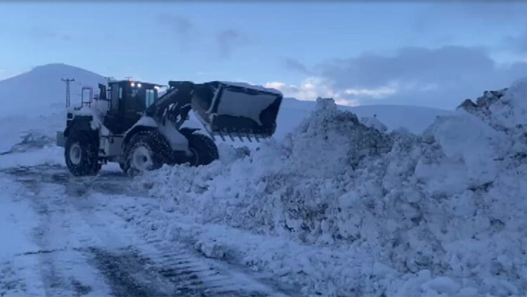 Şırnak'ta köy yollarında karla mücadele çalışması sürüyor