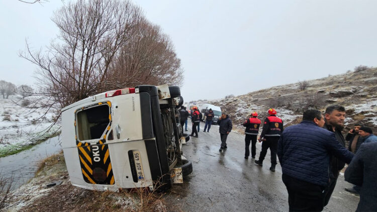 Sivas'ta öğrenci servisi devrildi; çok sayıda yaralı var