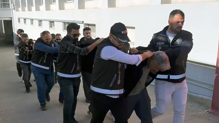 Suç örgütlerine silah ve mühimmat sağlayan çeteye operasyon; 11 tutuklama