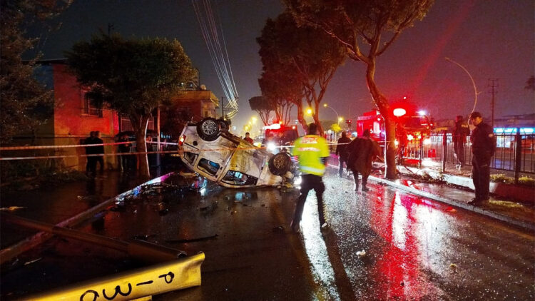 Otomobil aydınlatma direğine çarpıp, demir bariyerleri aştı