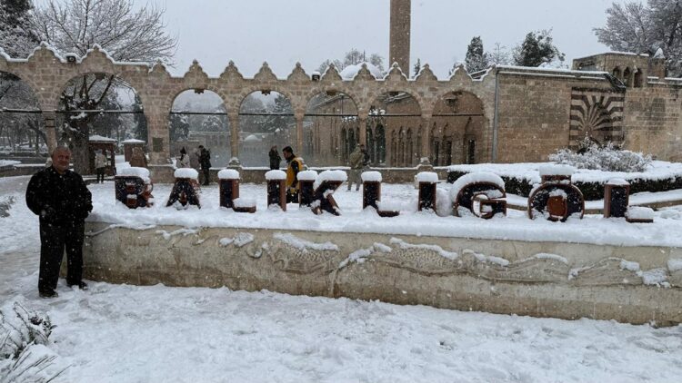 Şanlıurfa'ya mevsimin ilk karı düştü; okullar tatil edildi