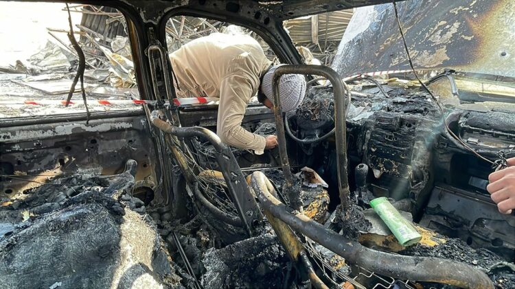 Şantiye alanında çıkan yangında 1 konteyner ile 4 araç yandı