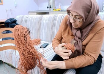 Şehit yakınları, kağıt ipten örgü çanta yapmayı öğreniyor