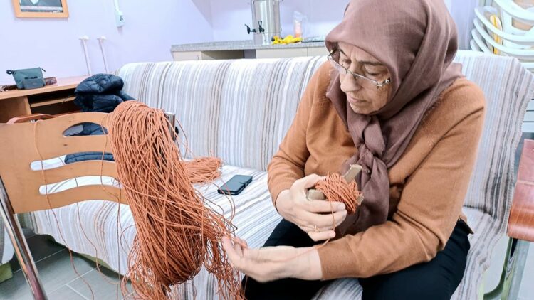 Şehit yakınları, kağıt ipten örgü çanta yapmayı öğreniyor