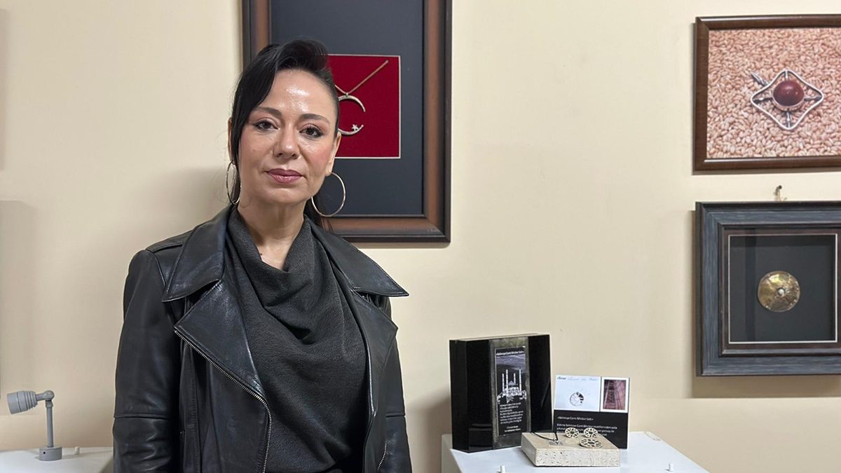 Selimiye Camisi minberindeki motifleri, gümüş takı setine işledi